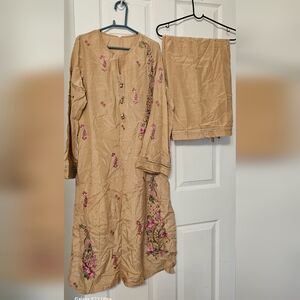 Pakistani dress 2 piece set.